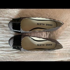 EUC Anne Klein block heel pumps in fun black/white check pattern. Size 9M.